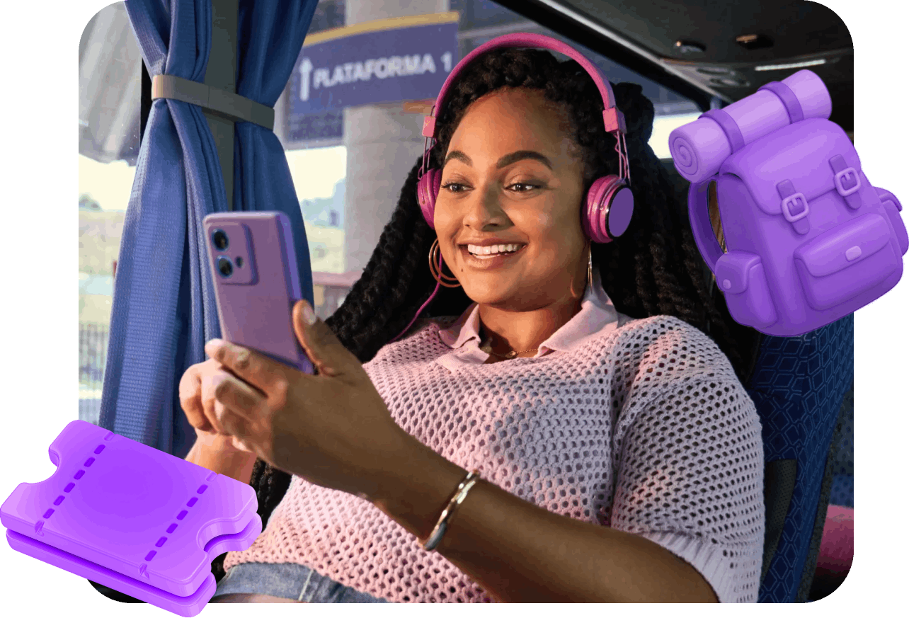 Passageira dentro do ônibus com o celular na mão, parada na plataforma da rodoviária